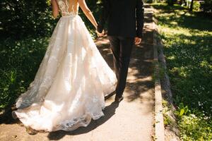 Fotografie de artă Bride and groom walking on pavements, JovanaT, (40 x 26.7 cm)