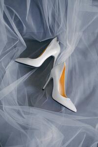 Fotografie de artă Bride's shoes with a veil top view close-up, Artem Sokolov, (26.7 x 40 cm)