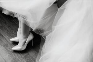 Fotografie de artă Morning preparations. Gorgeous bride in white, VAKSMANV, (40 x 26.7 cm)