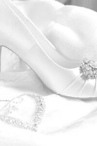 Fotografie de artă High-heeled shoes and women's jewelry, diamond, Borisenkov Andrei, (26.7 x 40 cm)