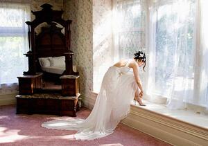 Fotografie de artă Bride Getting Ready in Hotel Room, Natalie Fobes, (40 x 26.7 cm)