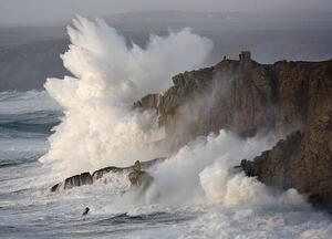 Fotografie de artă Massive waves breaking on headland, Cornwall,, David Clapp, (40 x 30 cm)