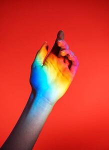 Fotografie hand with rainbow colours, Tara Moore, (30 x 40 cm)
