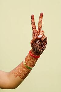 Fotografie de artă Close-up of a woman's hand with a peace sign, photosindia, (26.7 x 40 cm)
