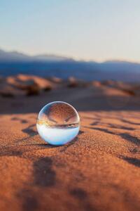 Fotografie Glass Sphere on Desert Sand, Lena Wagner, (26.7 x 40 cm)