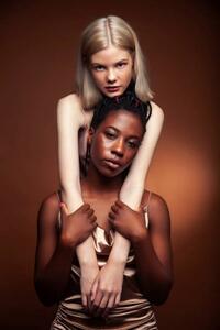 Fotografie two pretty girls african and caucasian, YunYulia, (26.7 x 40 cm)
