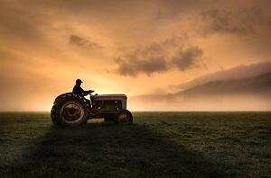 Fotografie Farmer riding tractor, Bill Hinton Photography, (40 x 26.7 cm)
