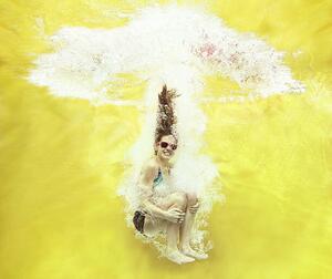 Fotografie de artă Girl jumping into water on yellow background, Stanislaw Pytel, (40 x 35 cm)