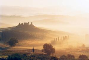 Fotografie de artă Typical Tuscany landscape with farmhouse in, Gary Yeowell, (40 x 26.7 cm)