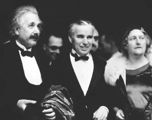 Fotografie Albert Einstein and his wife Elsa with Charlie Chaplin, Unknown photographer,, (40 x 30 cm)