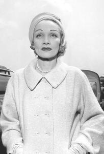 Fotografie Marlene Dietrich at Paris Airport Before Going To Montecarlo For Film The Monte Carlo Story 1956