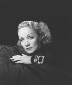 Fotografie 17Th December 1943: German-Born Actress Marlene Dietrich Wearing A Jewel-Encrusted Bracelet., (35 x 40 cm)