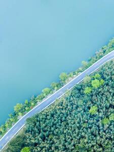 Fotografie de artă Highway beside the lake, Tingting Wu, (30 x 40 cm)