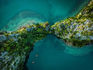 Fotografie de artă Drone view on rocks and canoes, Nikada, (40 x 30 cm)