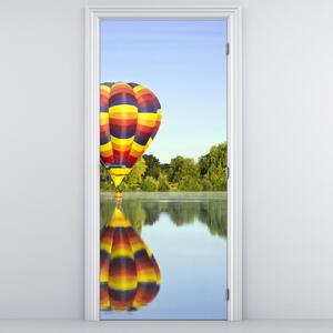Fototapet pentru ușă - Balon cu aer cald pe lac (95x205cm)