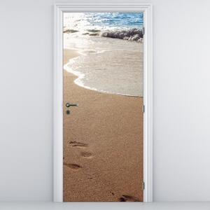 Fototapet pentru ușă - Urme în nisip si marea (95x205cm)