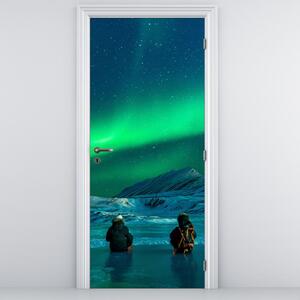 Fototapet pentru ușă - Aurora boreală și oameni (95x205cm)