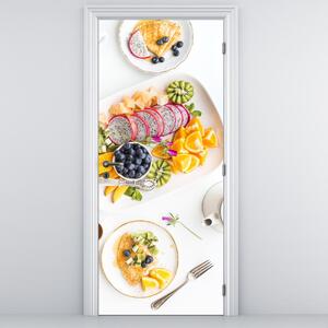 Fototapet pentru ușă - Farfurii cu fructe pe masă (95x205cm)