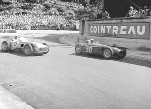 Fotografie Stiriling Moss in the mercedes and Eugenio Castellotti driving the lancia d50 passing the gasworks, 1955