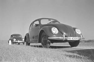 Fotografie Two models of the Volkswagen beetle, or KdF car, with open and closed roof near the test track near Wolfsburg, Germany 1930s