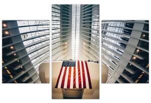 Tablou unei construcții cu steagul SUA (90x60 cm)