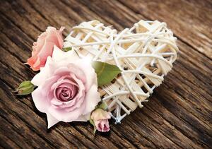 Fototapet - Inima și trandafiri pe scânduri de lemn (152,5x104 cm)