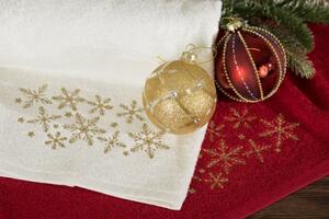 Prosop de Crăciun din bumbac cu fulgi aurii Lăţime: 70 cm | Lungime: 140 cm
