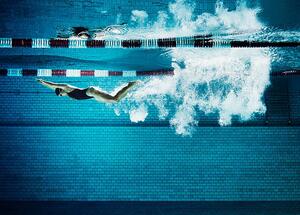 Fotografie Female swimmer underwater in pool, Henrik Sorensen