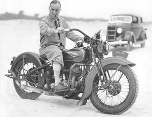 Fotografie Malcolm Campbell On A Harley