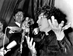 Fotografie Bob Dylan during a Press Conference, Paris, 23 May 1966