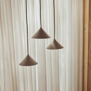 FRANDSEN Lampă suspendată Grasp, gri nisipiu, Ø 15 cm, cu priză, Bej, Bucătărie, Metal, Design