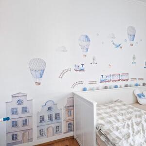 Case albastre într-o cameră pentru copii cu baloane