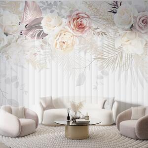 Tapet Un aranjament floral cu trandafiri roz și albi, frunze de palmier și alte frunze, Fototapet Flori, Fototapet Trandafiri, w08425 : Uwalls.ro