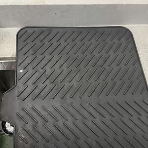 Covor de scurgere din silicon pentru vase, cu nervuri, gri, lângă chiuvetă