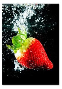 Fotografie imprimată pe sticlă Strawberry sub apa