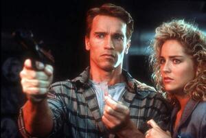 Fotografie Arnold Scharzenegger And Sharon Stone, Total Recall 1990 Directed By Paul Verhoeven