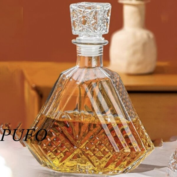Sticla eleganta Pufo Pyramid pentru bautura, lichior sau whisky, 750 ml, transparenta– rafinata si rezistenta