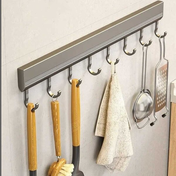 Cuier Pufo Home din aluminiu pentru bucatarie cu 8 carlige – suport pentru tacamuri, ustensile, sccesorii si prosoape, montaj pe perete, 59 cm