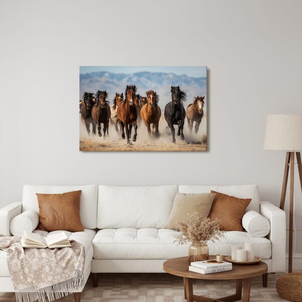 Tablou galop sălbatic al cailor prin peisaj