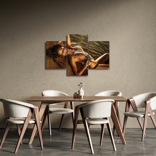 Tablou cu femeia întinsă pe plajă (90x60 cm)