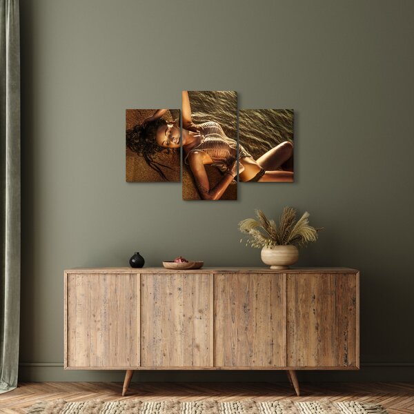 Tablou cu femeia întinsă pe plajă (90x60 cm)