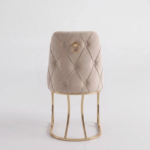 Scaun Lucca Crem – Tapițat Elegant, Picioare Metalice Aurii, Spătar Capitonat cu Inel Decorativ – Desire Furniture