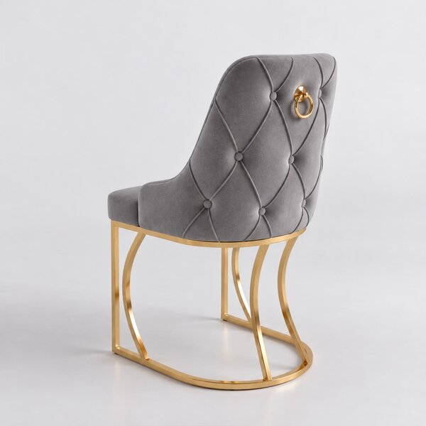 Scaun Lucca Crem – Tapițat Elegant, Picioare Metalice Aurii, Spătar Capitonat cu Inel Decorativ – Desire Furniture