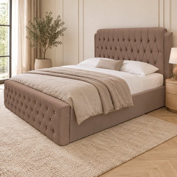 Pat tapițat Chesterfield din catifea Aveline Deluxe 140×200 cm, cappuccino, cu ladă de depozitare