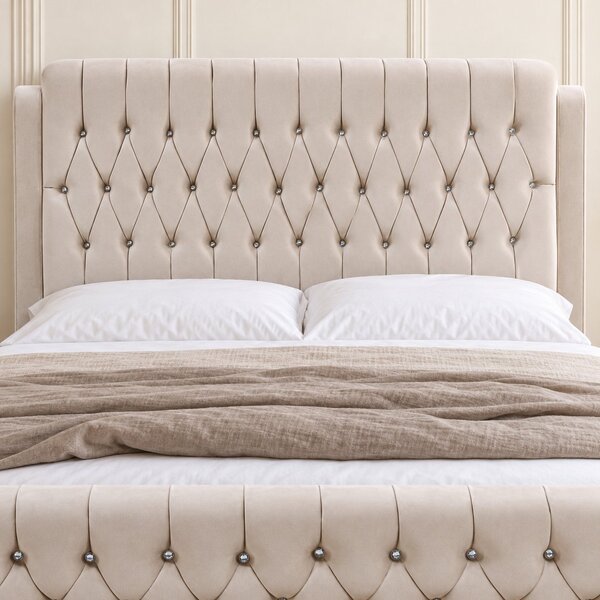 Pat tapițat Chesterfield din catifea Aveline Deluxe 140×200 cm, crem, cu ladă de depozitare