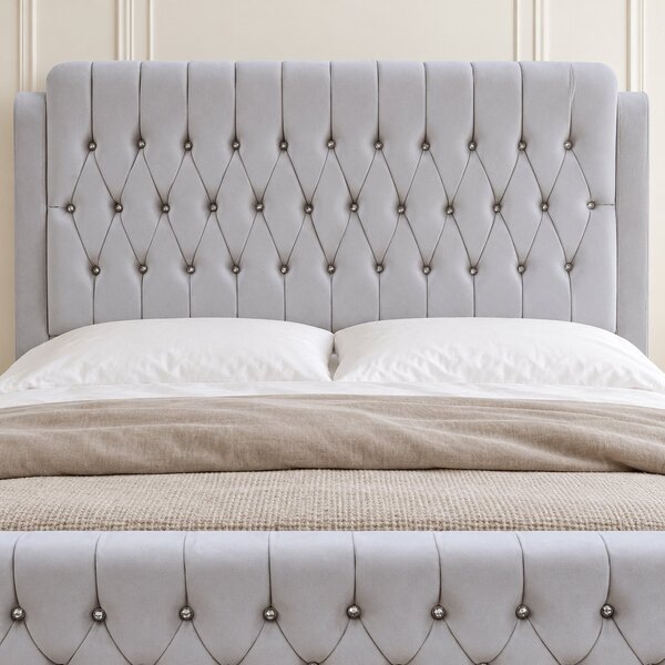 Pat tapițat Chesterfield din catifea Aveline Deluxe 140×200 cm, gri deschis, cu ladă de depozitare