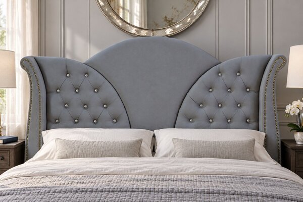 Pat tapițat Chesterfield din catifea Velora Cristal 140×200 cm, gri deschis, cu ladă de depozitare