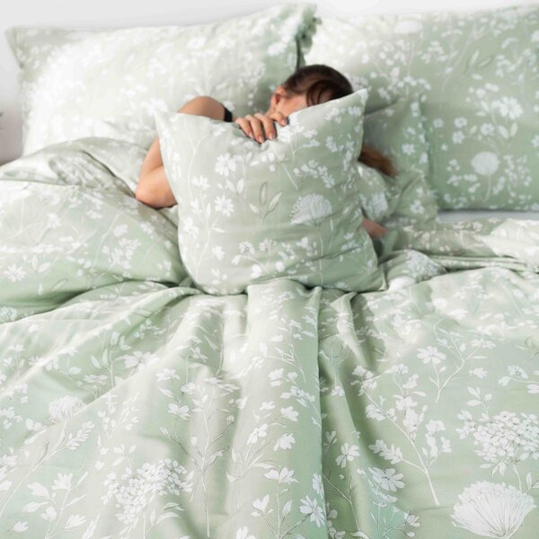 Goldea lenjerie de pat din bumbac satinat - flori de câmp pe verde-salvie 150 x 200 și 50 x 60 cm