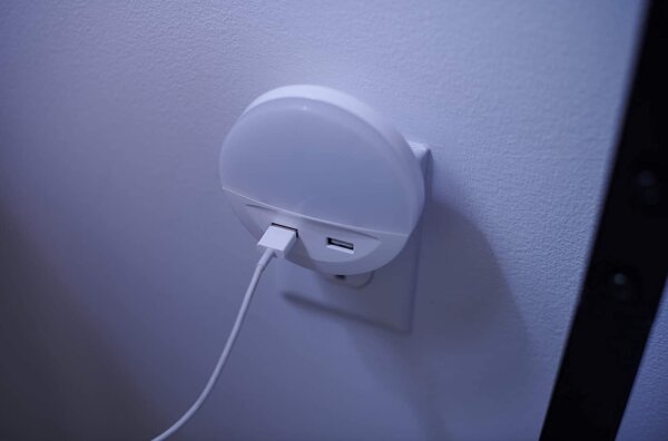 Corp de iluminat LED de veghe cu senzor și cu fișă integrată LUNETTA 2xUSB LED/13W/230V Ledvance