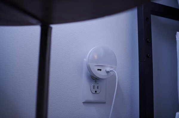Corp de iluminat LED de veghe cu senzor și cu fișă integrată LUNETTA 2xUSB LED/13W/230V Ledvance